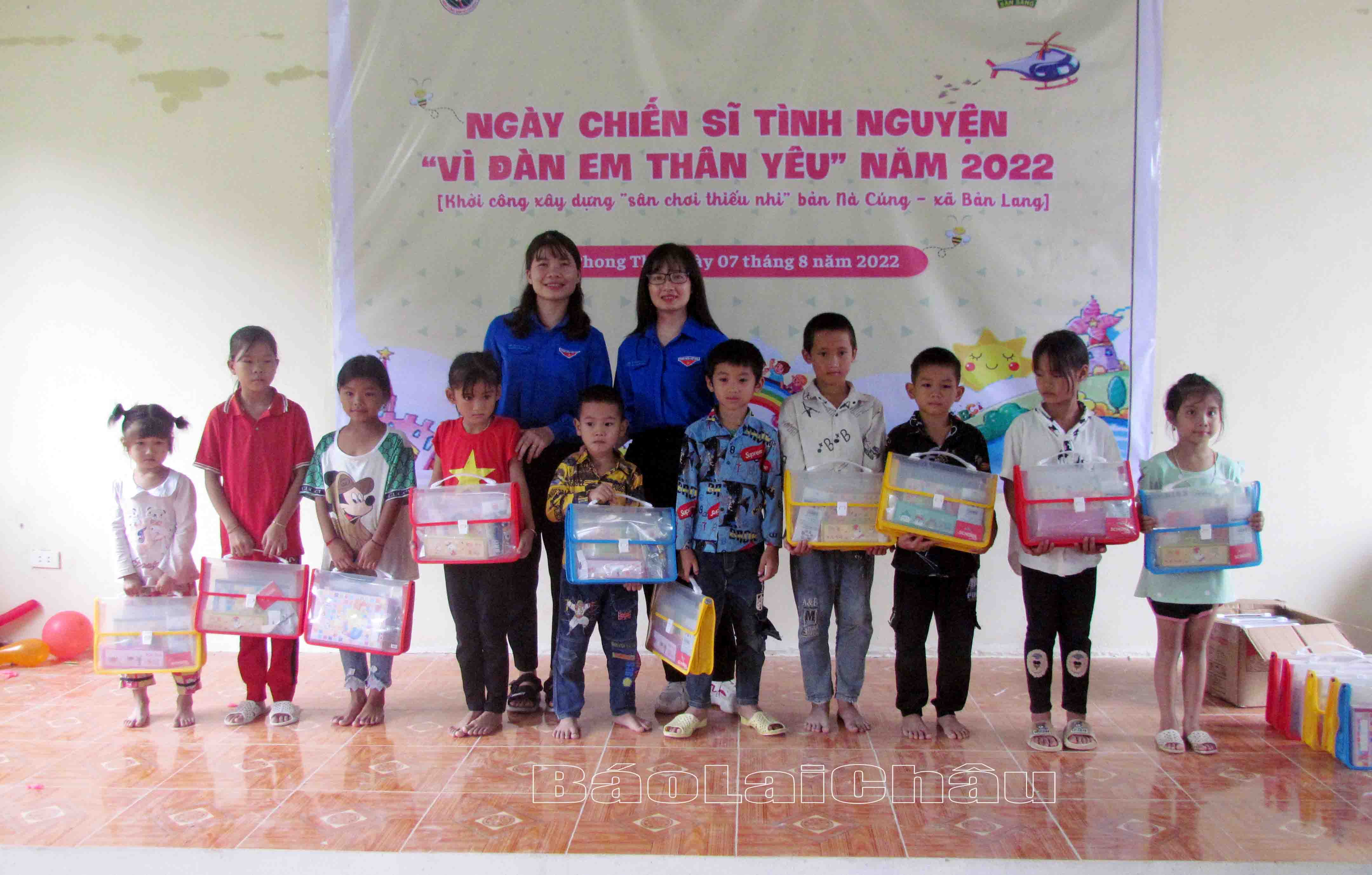 Đại diện Tỉnh đoàn, Huyện đoàn Phong Thổ trao quà cho học sinh có hoàn cảnh đặc biệt khó khăn.